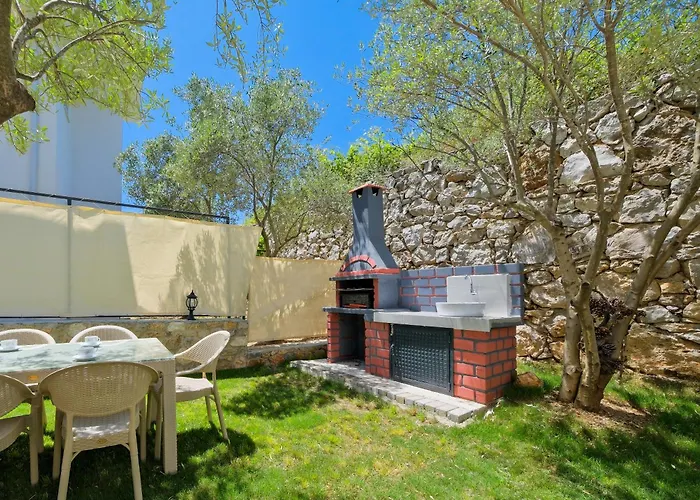 Kizilbella 1, Lueks Havuzlu Korunakli Tas Villa *